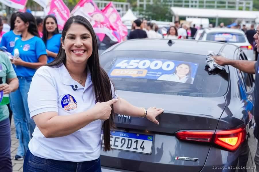 Candidata a deputada estadual Lyza Herzog conversando com moradores durante adesivaço em Vila Velha