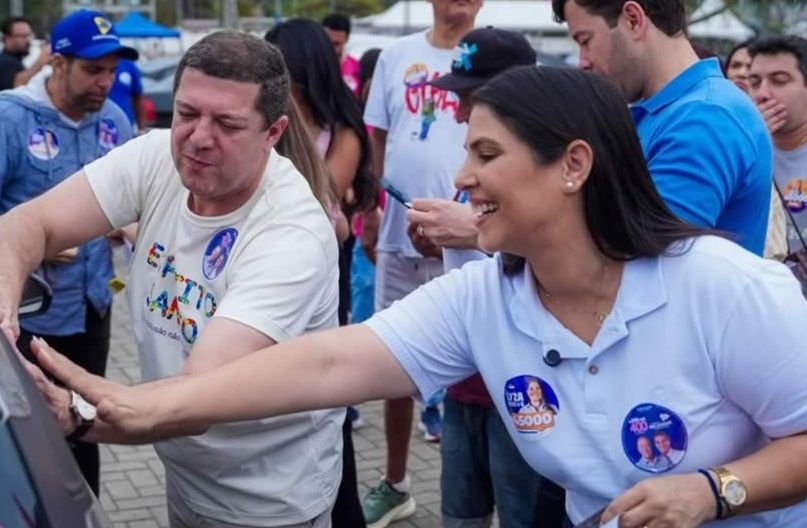 Candidata a deputada estadual Lyza Herzog conversando com moradores durante adesivaço em Vila Velha