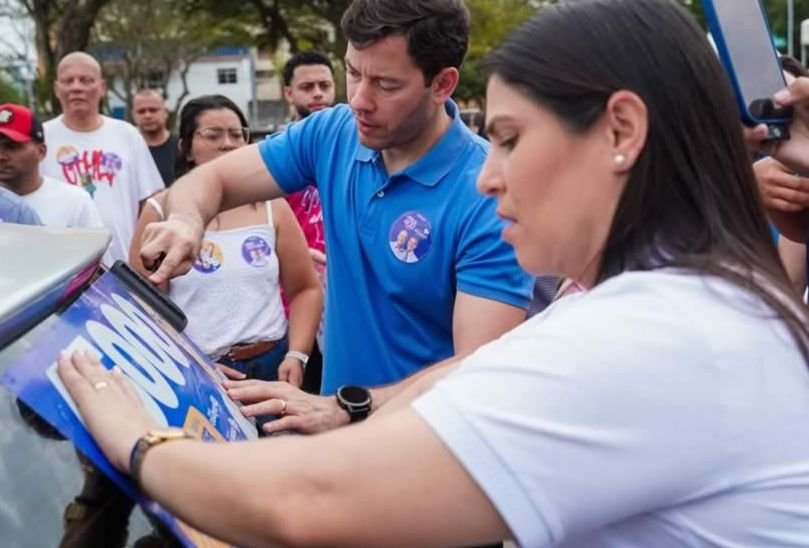 Candidata a deputada estadual Lyza Herzog conversando com moradores durante adesivaço na Prainha, em Vila Velha